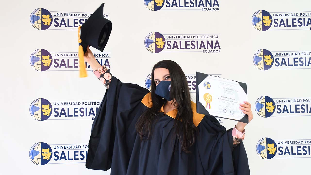 Graduada de la carrera de Ingeniería Comercial de la UPS