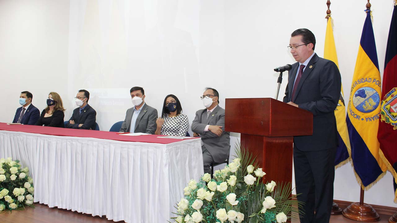 P. Juan Cárdenas, Rector de la UPS junto a la mesa directiva durante la ceremonia del vigésimo aniversario de la Revista La Granja