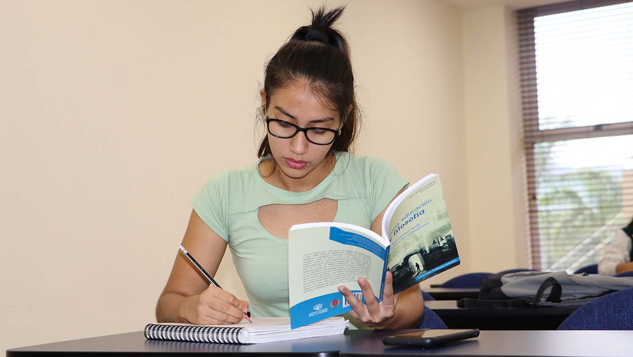 Estudiantes realizan sus trabajos de investigación tomando como referencia la obra