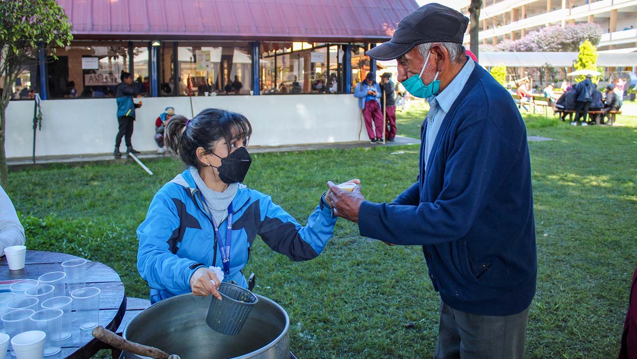 Se colocan cocinas y mesas para repartir los alimentos