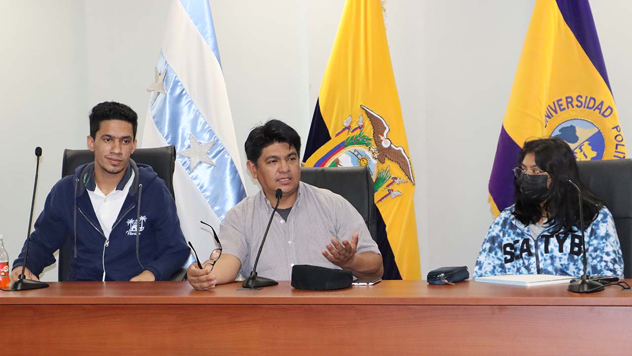 Víctor Iza conversa con los estudiantes pertenecientes al nuevo grupo ASU