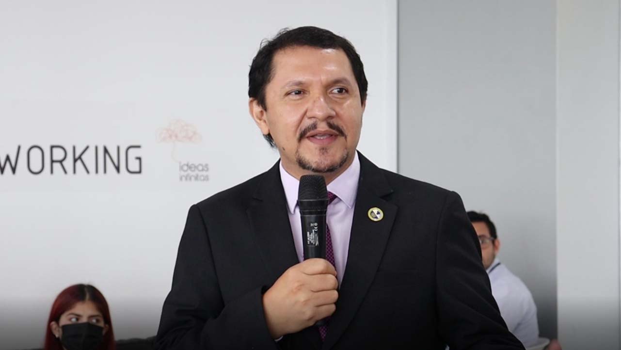Raúl Álvarez, Vicerrector de la sede Guayaquil dando la bienvenida a las empresas participantes