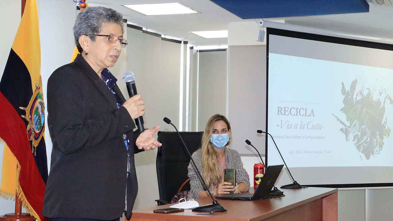 Carmen Palacios, directora de la carrera de Ingeniería Ambiental durante la bienvenida