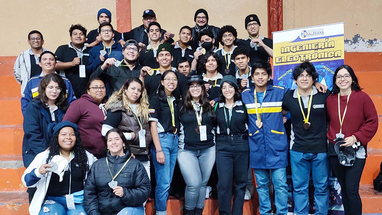 Delegación del club de Robótica de la sede Guayaquil durante su participación en el ChaskiBots