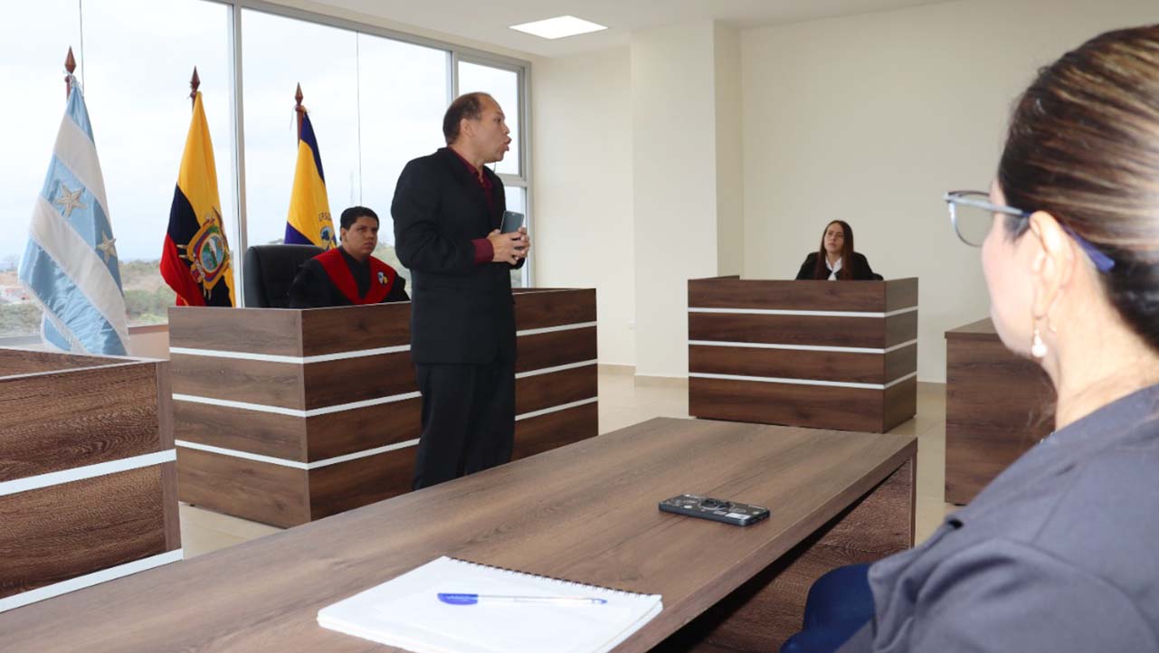 Estudiantes de Derecho durante su práctica de: “Simulación de juicio de divorcio por mutuo consentimiento”