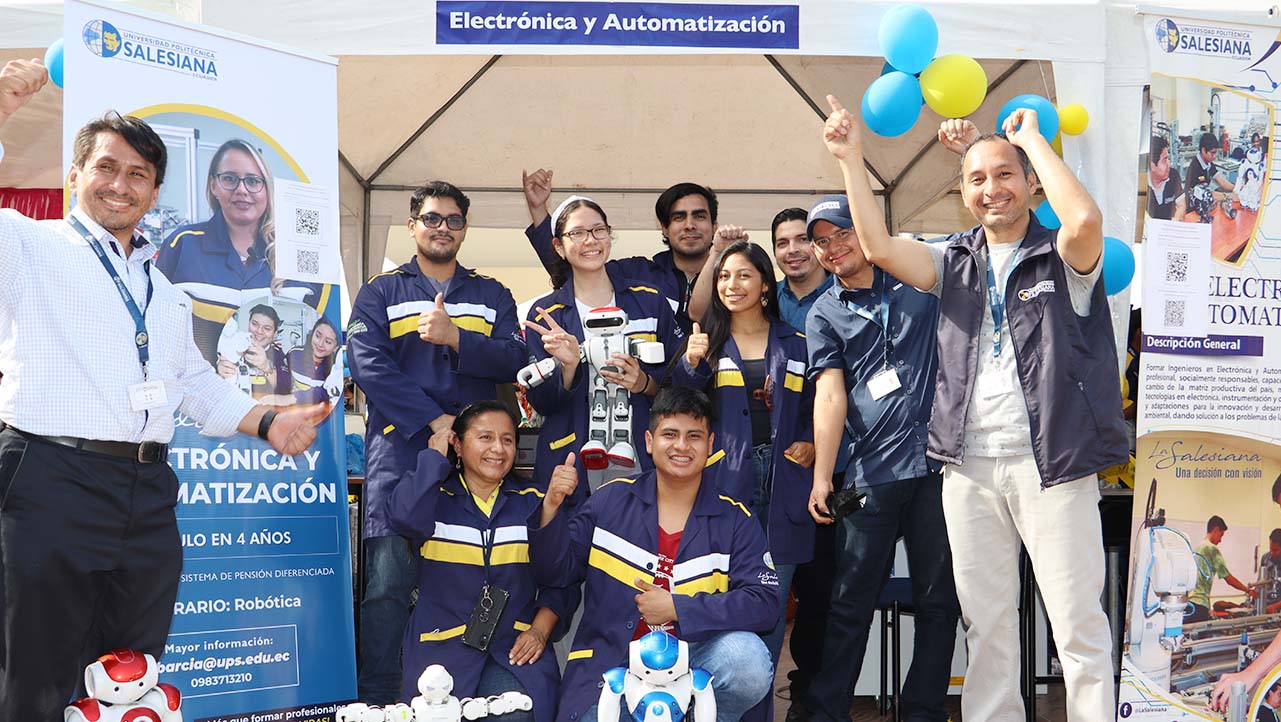 Estudiantes de Electrónica y Automatización en su stand durante la Casa Abierta de la sede Guayaquil