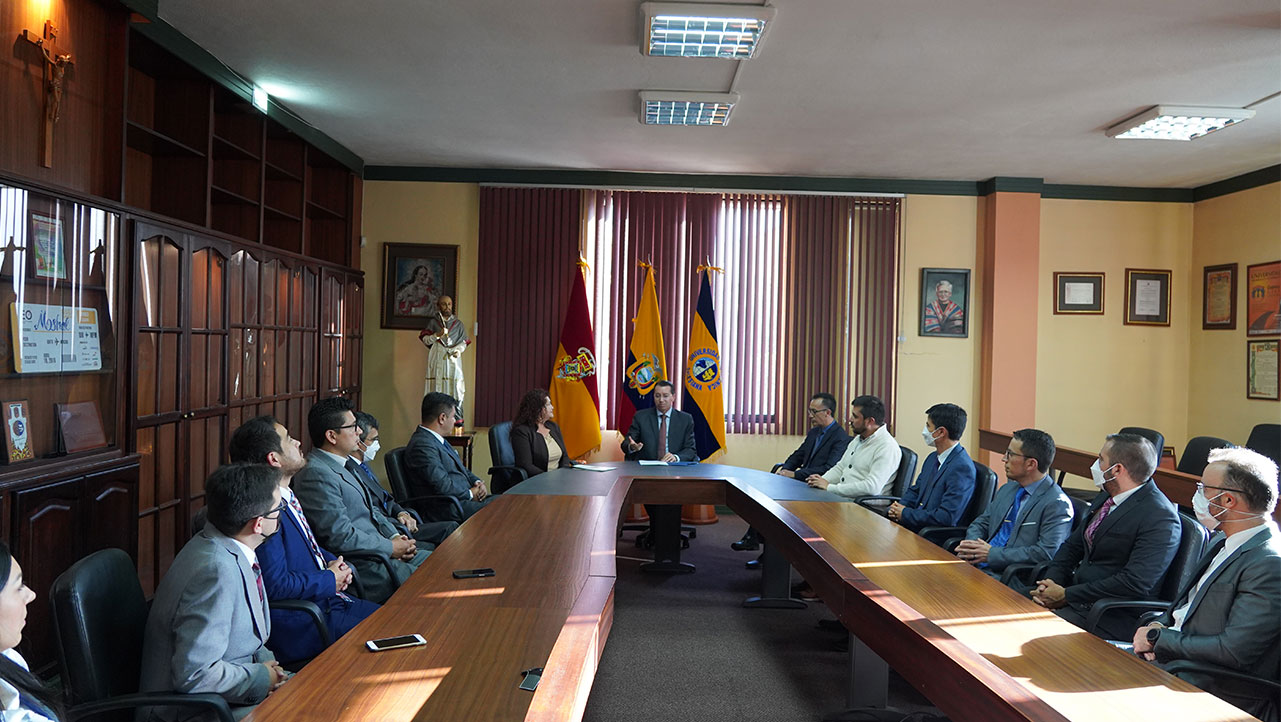 Autoridades de la Universidad Politécnica Salesiana junto a la presidenta de la presidenta de la Comisión Permanente de Doctorados del Consejo de Educación Superior CES.