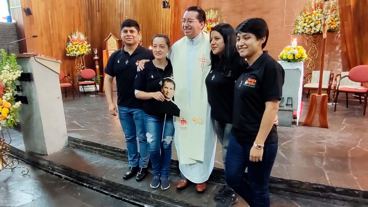 P. Juan Cárdenas, Rector de la UPS junto a los jóvenes voluntarios