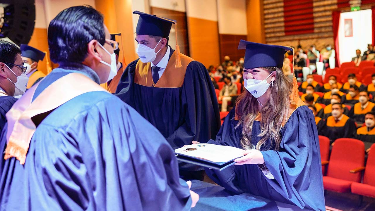 Ingenieros reciben su título de tercer nivel en el Campus Sur