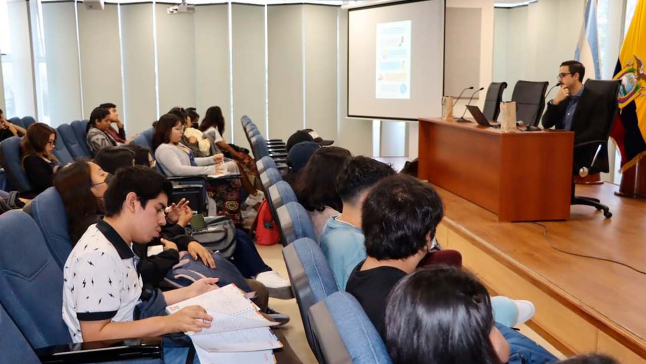 Estudiantes y docentes que son parte del Cine Foro