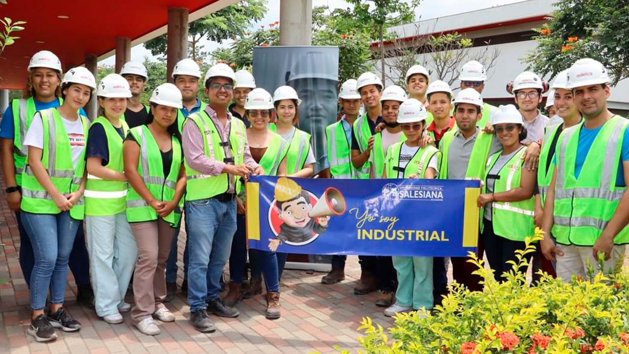 Estudiantes de Ingeniería Industrial durante la visita técnica en ADELCA