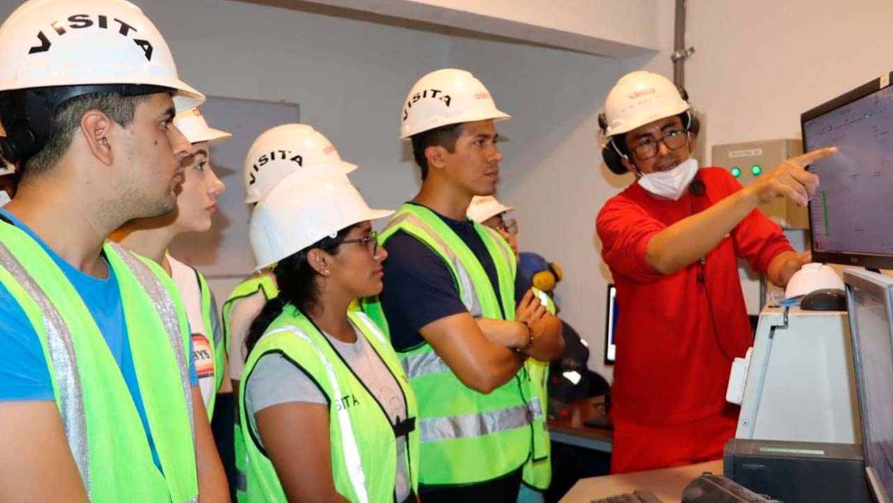 Estudiantes de Ingeniería Industrial durante la visita técnica en ADELCA