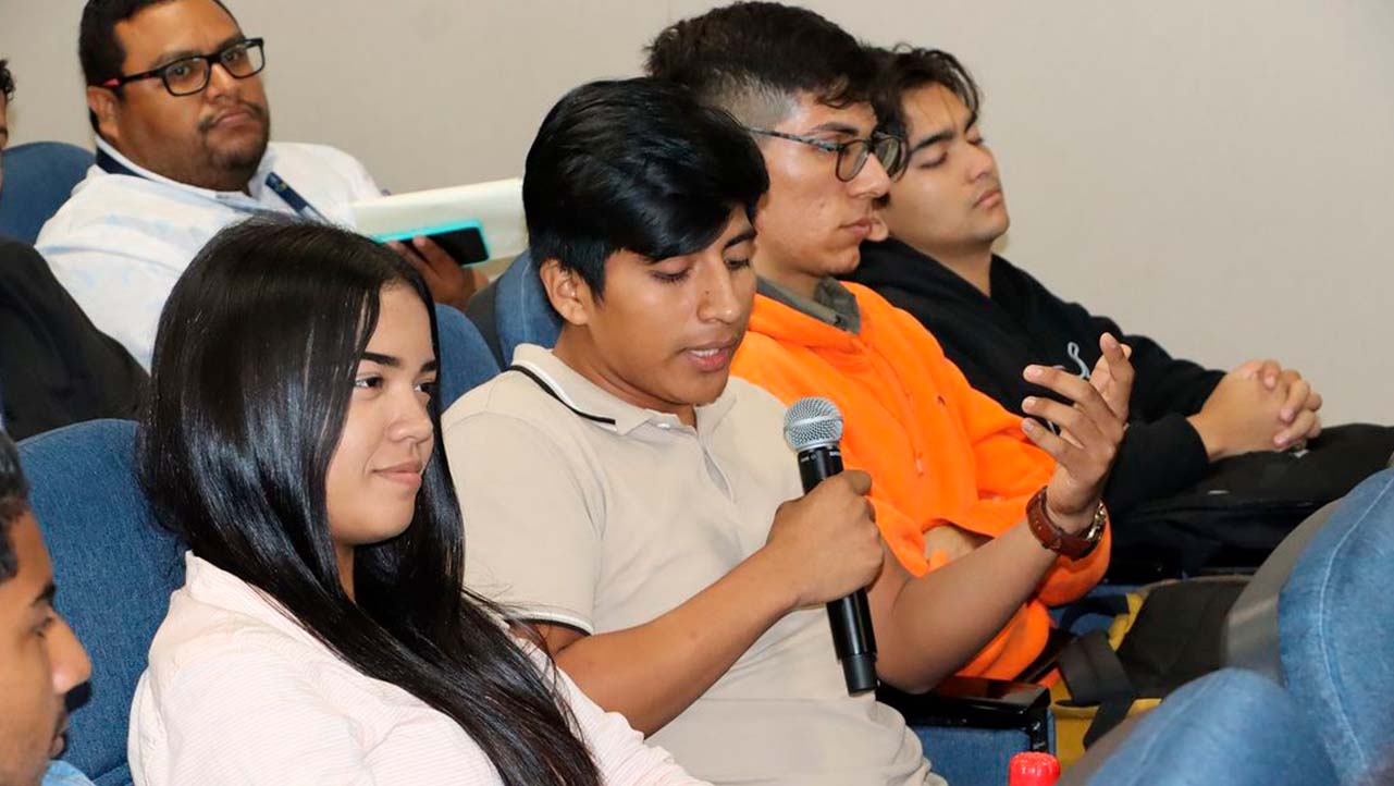Estudiantes despejan sus dudas durante el encuentro