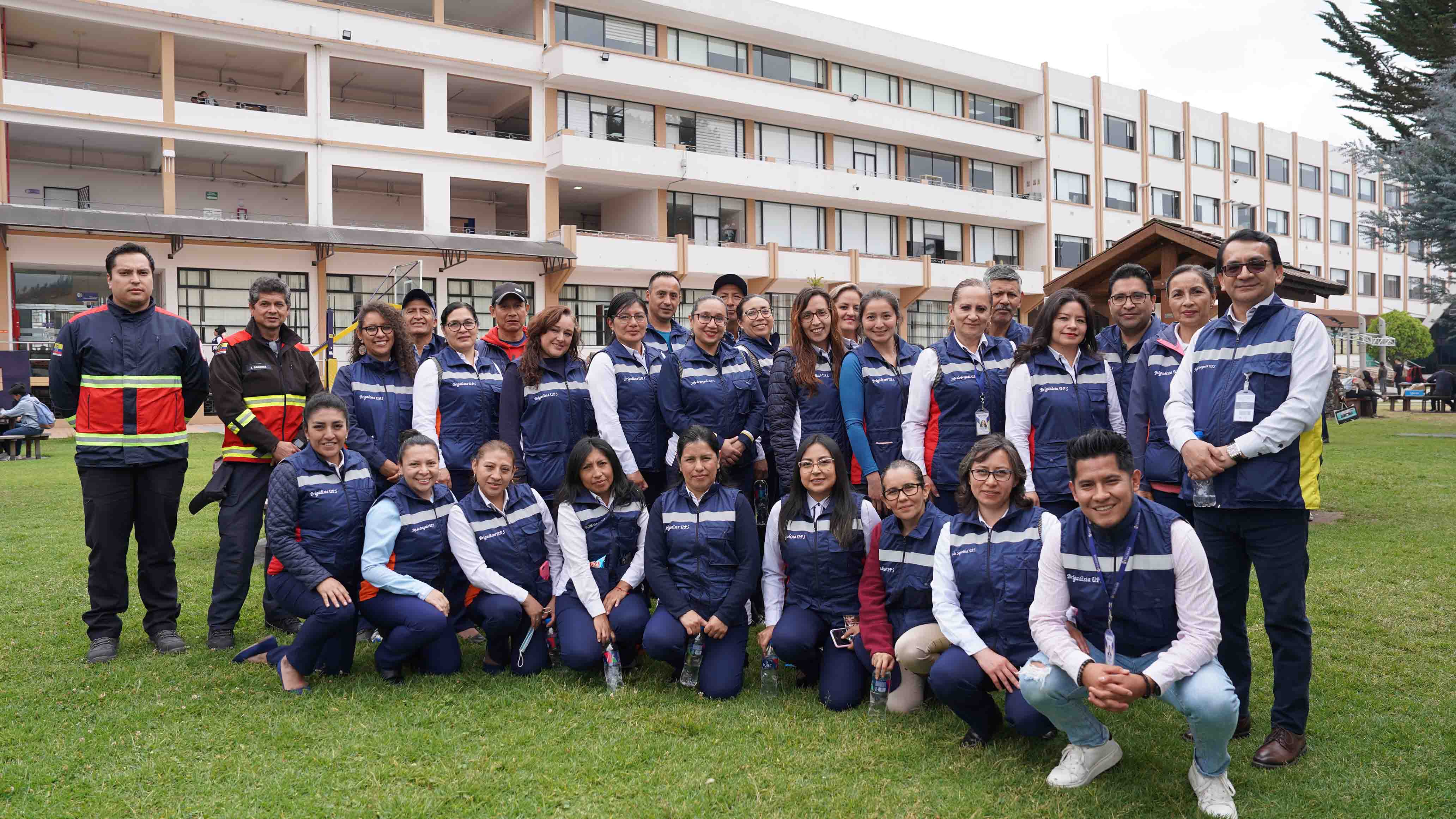 La comunidad universitaria de los campus El Girón y Sur participó activamente en los simulacros de evacuación organizados con el fin de construir una cultura de seguridad. Gracias, 