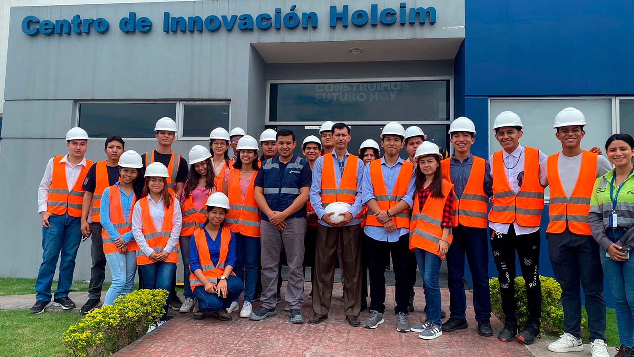 Grupo de estudiantes de Ingeniería Civil durante la visita a Holcim Ecuador
