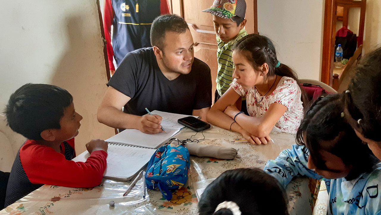 Voluntarios Misioneros refuerzan la enseñanaza a niños de varias comunidades.