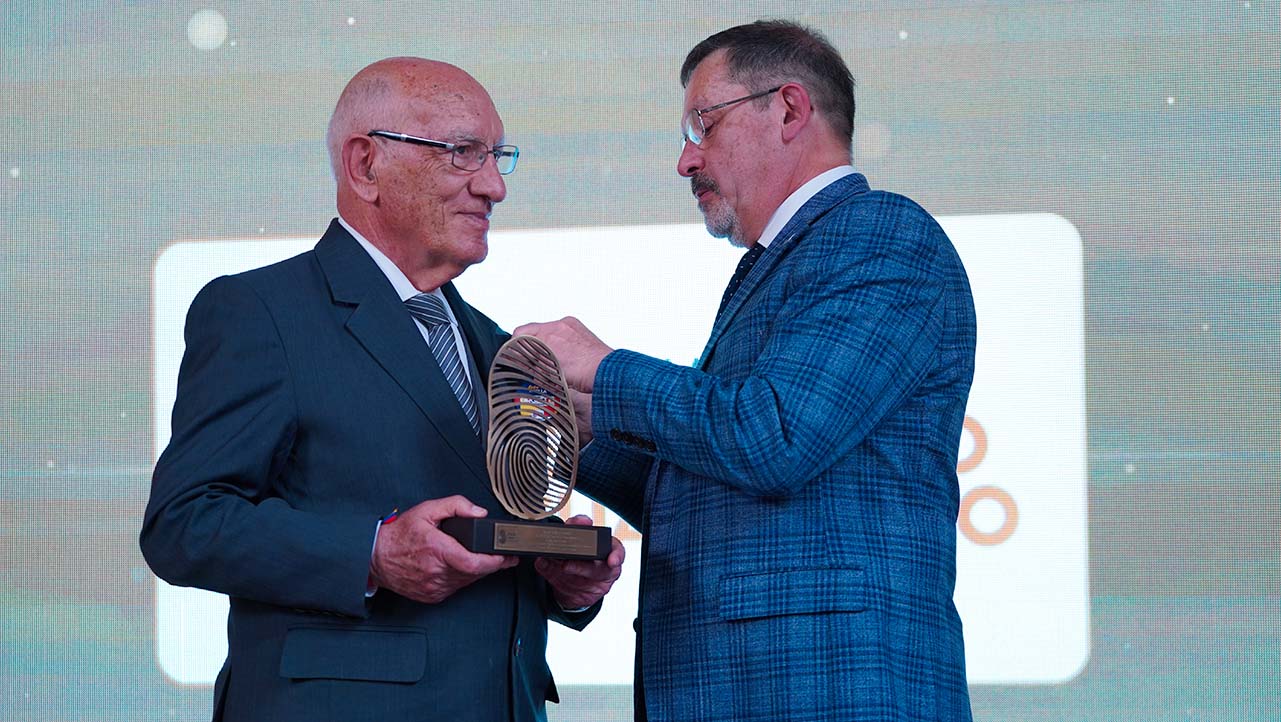 P. Javier Herrán recibe la Insignia al Desarrollo de la Comunidad