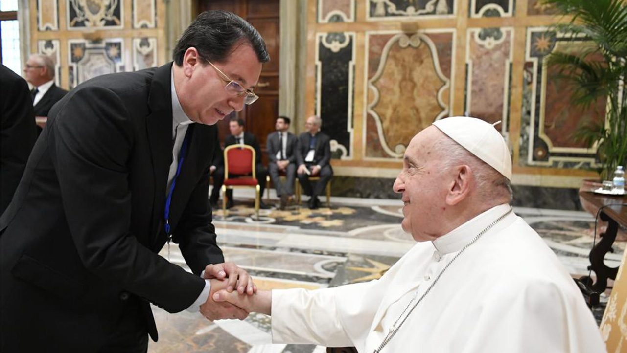 Nuestro Rector, P. Juan Cárdenas saluda al Papa Francisco