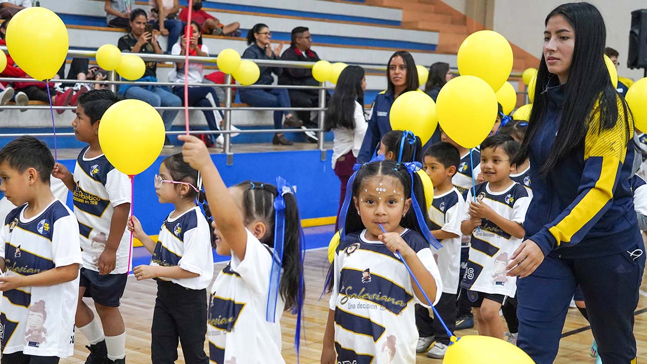 Niños que participaron en la inauguración de las Escuelas Deportivas Salesianas junto a sus guías