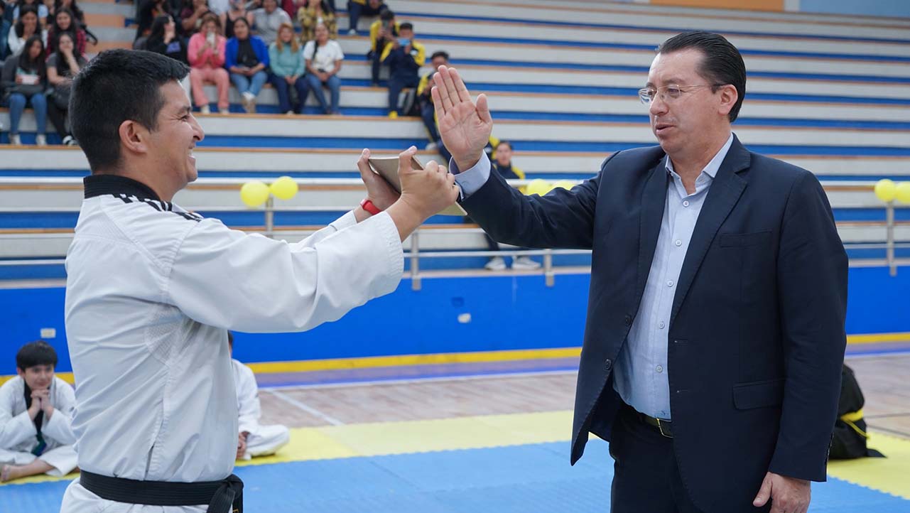 P. Juan Cárdenas en una de las demostraciones de taekwondo