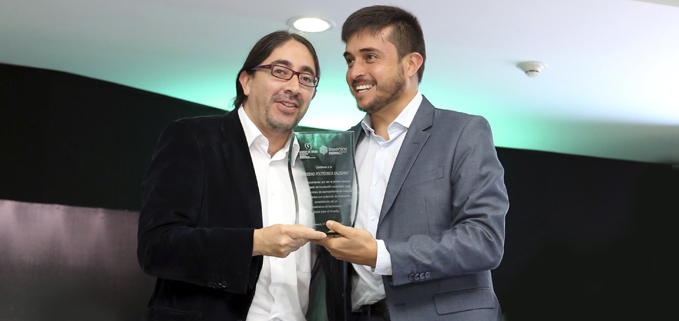 Juan Pablo Salgado (right),being awarded by René Ramirez, from SENESCYT