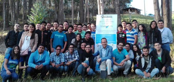 Dr. Ignacio de los Ríos (middle) wit UPS-Cuenca studentw who participate in the Co-working STARTUPS