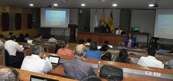 Palabras de bienvenida a docentes por parte de la Mst Angela Flores Coordinadora de Desarrollo Academico de sede