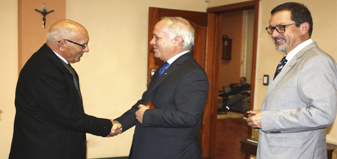 Saludo entre el P. Javier Herrán (izq.), Rector de la UPS y Marco Tornetta, Embajador de Italia en el Ecuador, acompañados por Augusto Tosi, Representante de la Embajada en Cuenca.