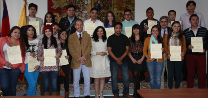 Estudiantes y docentes de la UPS acompañados por la Vicerrectora de la Sede Quito Viviana Montalvo, Dr. Adolfo Cazorla y Dr. Ignacio de los Ríos de GESPLAN.