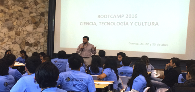 Juan Pablo Salgado, Vicerrector de Investigación de la UPS, inaugurando el BootCamp.