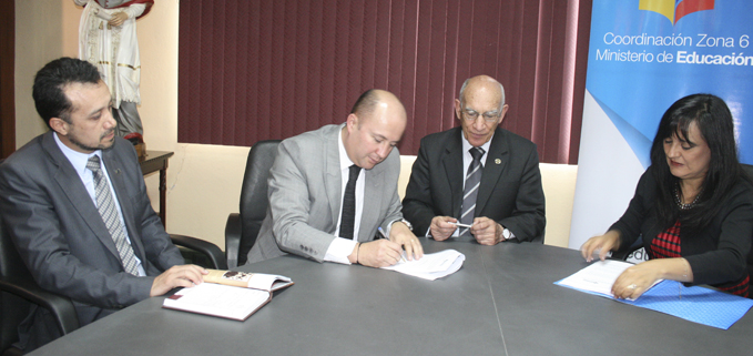 Firma del convenio: (de izq.) Fernando Pesántez, Jeffrey Zuñiga, Padre Javier Herrán Gómez y María Eugenia Verdugo.