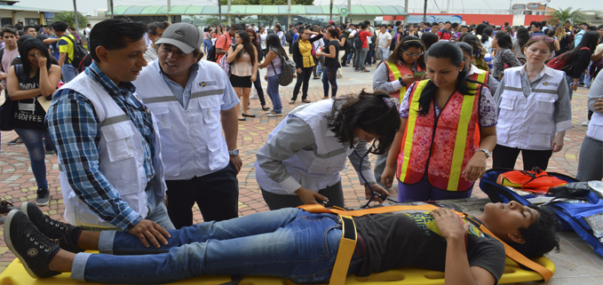 Brigadistas de seguridad atienden a un estudiante de la UPS durante el simulacro.