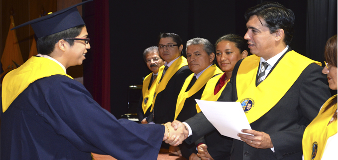 Andrés Bayolo awards Carlos Carpio a special recognition for having the best GPA