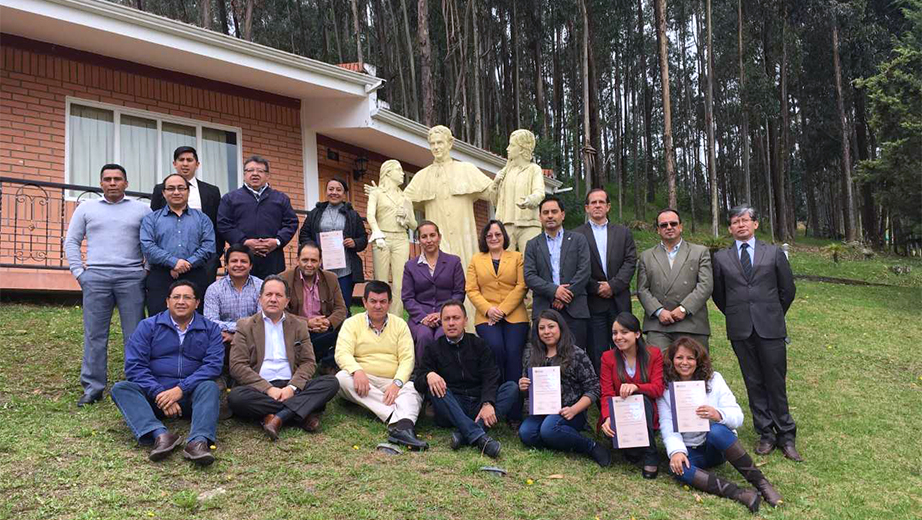 Grupo de docentes de la Sede Cuenca junto a los capacitadores