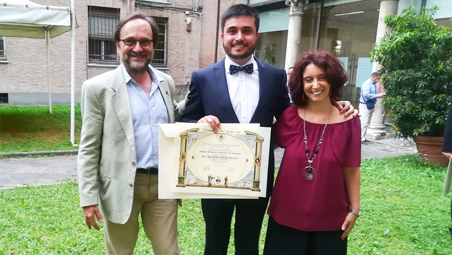 (De izq.) Giorgio Zauli, Rector de la Università degli Studi di Ferrara, Juan Pablo Salgado, Vicerrector de Investigación, recibiendo el reconocimiento por su tesis doctoral