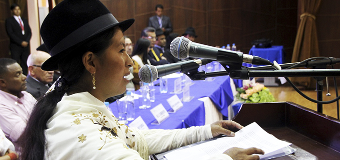 Digna Pilalumbo de Zumbahua, estudiante de la Carrera de Gerencia y LiderazgO, durante su exposición,