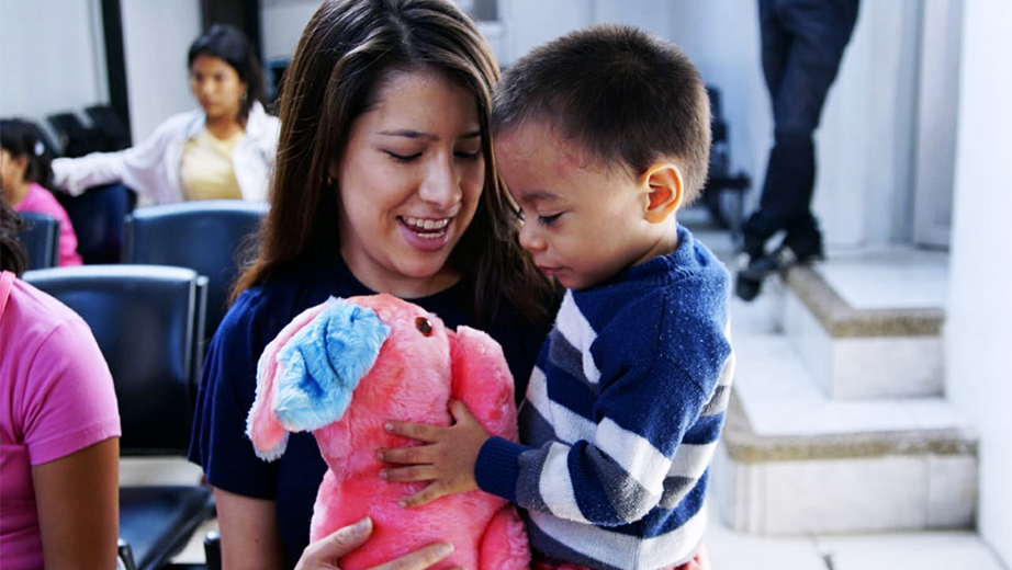 Niños y niñas de Cuenca, Guayaquil y Quito reciben los peluches donados por la comunidad universitaria de La Salesiana