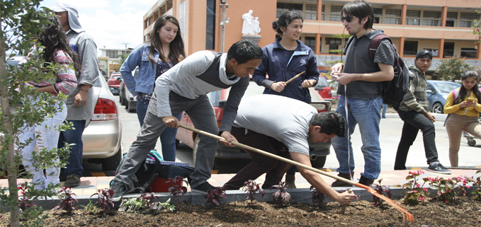 Environmental engineering students planting several vegetable species with Dr. Fredi Portilla, professor