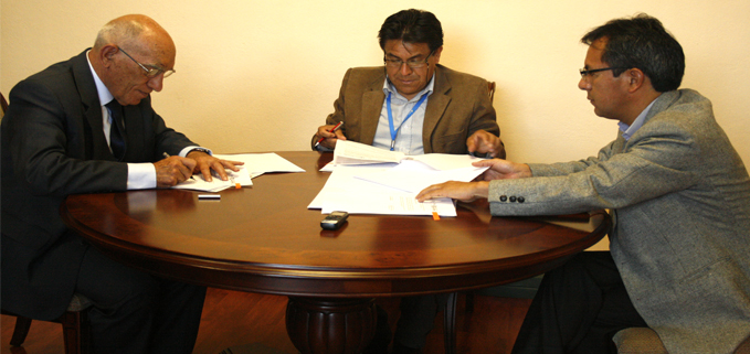 Firma del convenio con la participación del Padre Javier Herrán Gómez, rector de la UPS (I), Guillermo Espinoza, alcalde de Biblián y Edgar Gordillo, director de PACES.