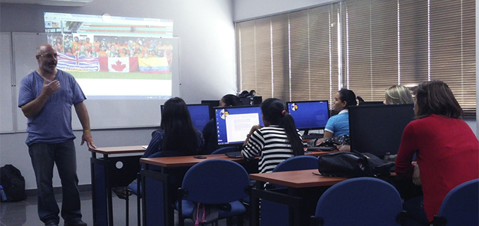 Dwayne Mitchell en la charla con los estudiantes de la carrera de comunicación social.