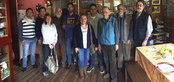 Docentes de la carrera de Comunicación Social con el Padre Antonio Polo (primera fila, tercero desde la izquierda) en Salinas de Guaranda.