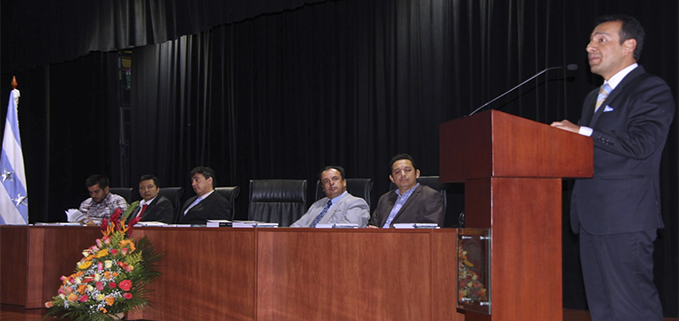 PhD. Luis Tobar, en su intervención en la presentación de los libros.