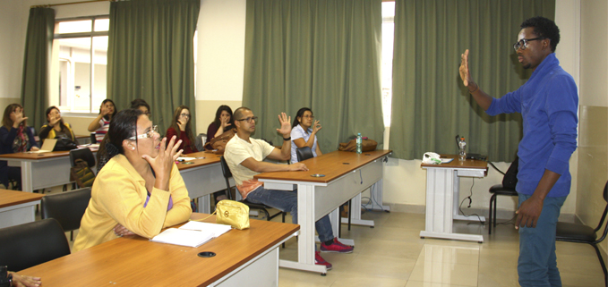 Participantes del curso de lengua de señas ecuatoriana en el Campus El Girón, de la Sede Quito.