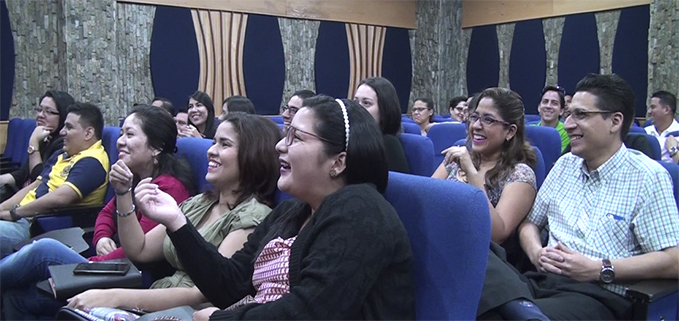 Estudiantes de diversas carreras participando en la conferencia 