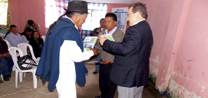 Vicerrector José Juncosa entrega documentos a representantes las Juntas de Agua.