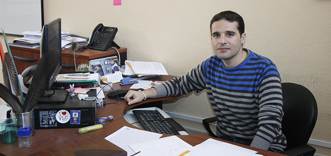 Dr. Carlos Mínguez en su oficina en la UPS Sede Cuenca
