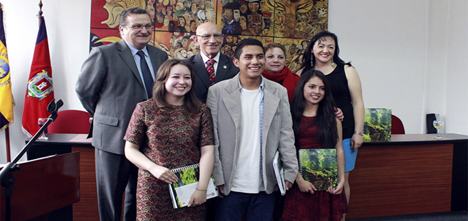 (de izq.) José Juncosa, vicerrector de la Sede Quito; P. Javier Herrán, Rector; Dra. María del Carmen Ramírez, directora de la carrera de Comunicación Social; Alexandra Noboa, docente de fotografía; Daniela Cevallos, carrera de Antropología; Damaris Consante y Kevin Cruz, carrera de Comunicación Social.