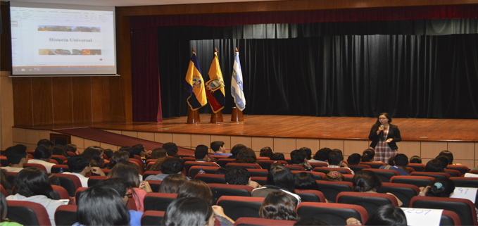 MSc Katiusca Flores, directora de la carrera de Comunicación Social sede Guayaquil, dando la bienvenida a los estudiantes.