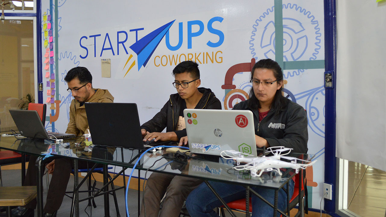 Estudiantes en la sala del Coworking StartUPS realizando sus prácticas