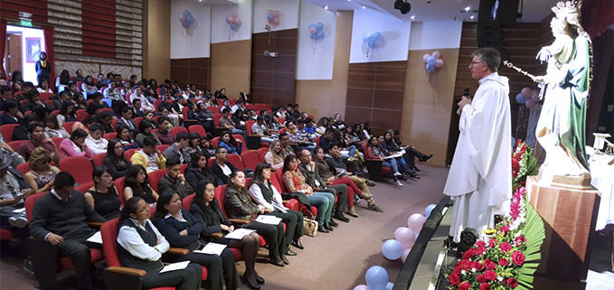 Celebración de la Eucaristía en el Aula Magna, campus Sur